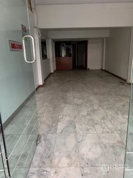 店屋 出租在Pathum Wan, Bangkok - 店屋一层开放式空间，铺设大理石地面，配整幅玻璃门面。