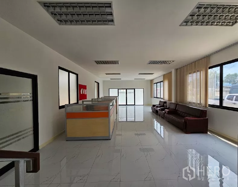 货栈 出租或出售在Lak Si, Bangkok - 明亮办公室，瓷砖地面，设工位与沙发区