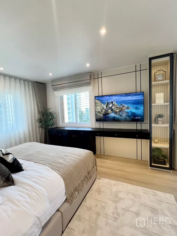 公寓 出售在Yan Nawa, Bangkok - 卧室一角，电视柜、展示架与面向城市的窗户。