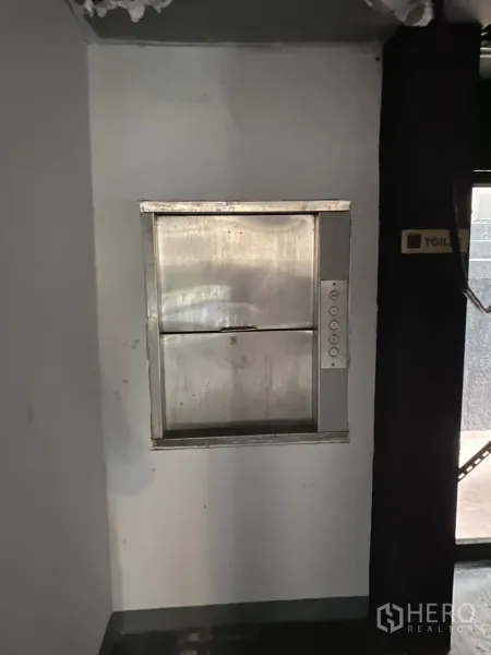 展厅 出租在Lat Phrao, Bangkok - 内置不锈钢货梯（餐梯）便于楼层间运输。