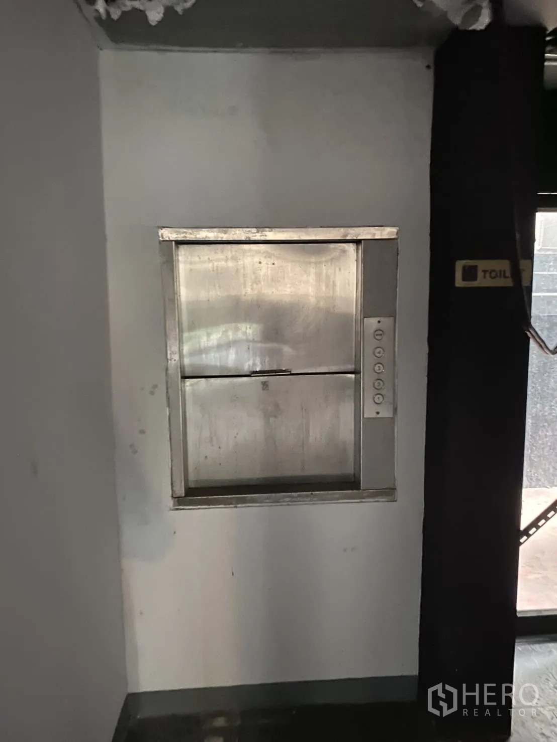 展厅 出租在Lat Phrao, Bangkok - 内置不锈钢货梯（餐梯）便于楼层间运输。