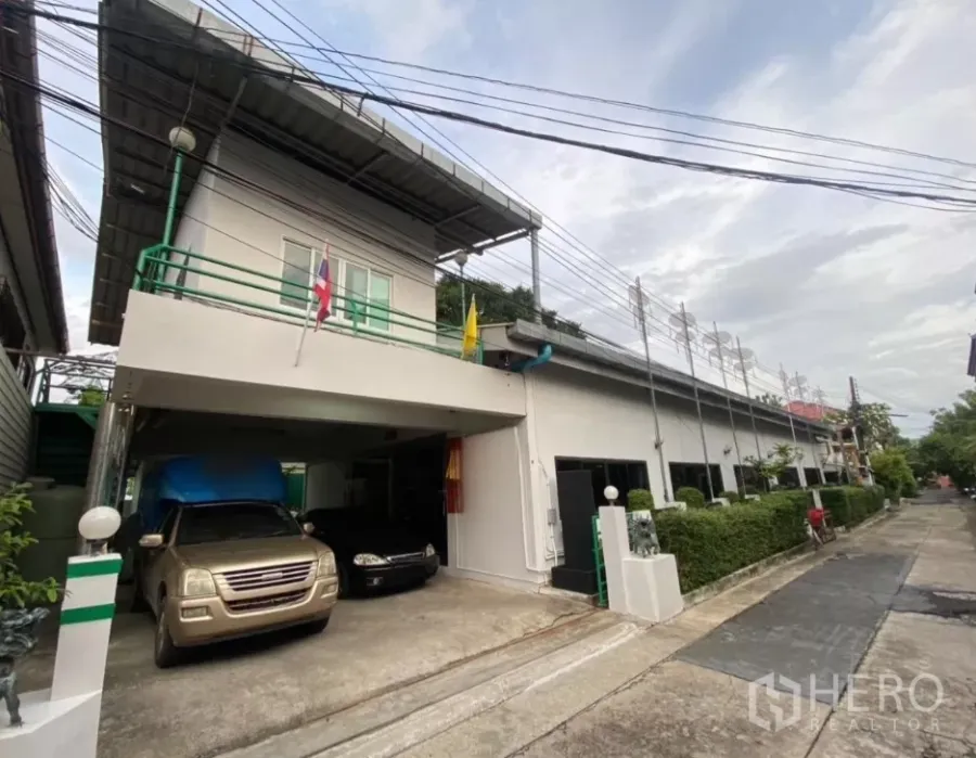 工厂 出租在Prawet, Bangkok - 两层工厂外观，带有门廊车位与沿巷道延伸的单层车间