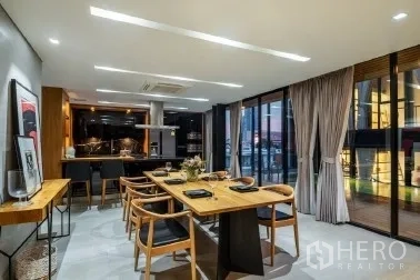 สำนักงานที่บ้าน ขายในKhlong Toei, Bangkok - ห้องทานอาหารและครัวแบบเปิด โต๊ะไม้ยาวติดประตูบานเลื่อนกระจก