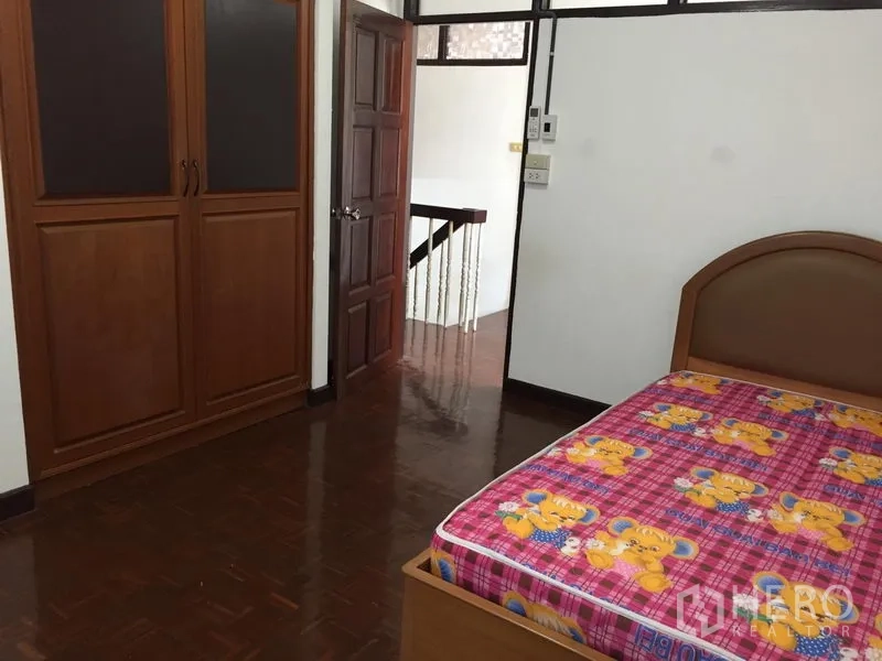 ทาวน์เฮาส์ ให้เช่าในPhra Khanong, Bangkok - ห้องนอนพื้นปาร์เกต์ พร้อมตู้เสื้อไม้บิลท์อิน