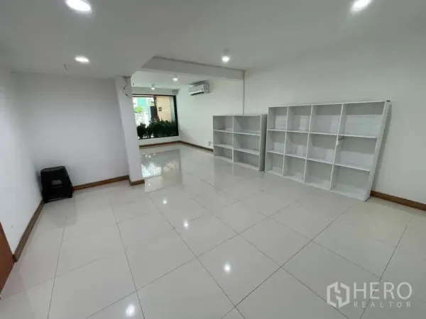 สำนักงานที่บ้าน ให้เช่าหรือขายในWang Thonglang, Bangkok - ห้องทำงานชั้นล่างมีชั้นวางบิลท์อินและหน้าต่างมองเห็นพื้นที่สีเขียว