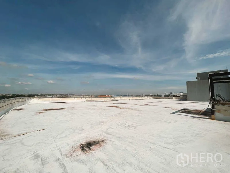 零售空间 出租在Yan Nawa, Bangkok - 宽大的屋顶表面与女儿墙，远望城市景观，适合活动或广告招牌。