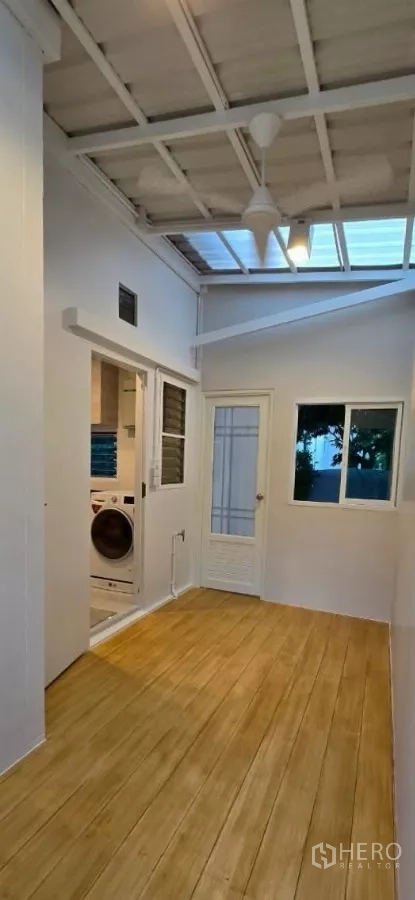 Detached House for rent in Samut Prakan - Covered utility terrace connected to the kitchen and laundry.