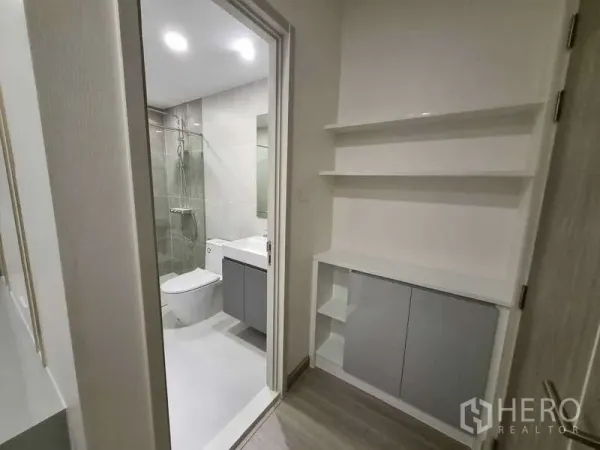 公寓 出租 - 走廊带开放式置物架，通向铺砖浴室。