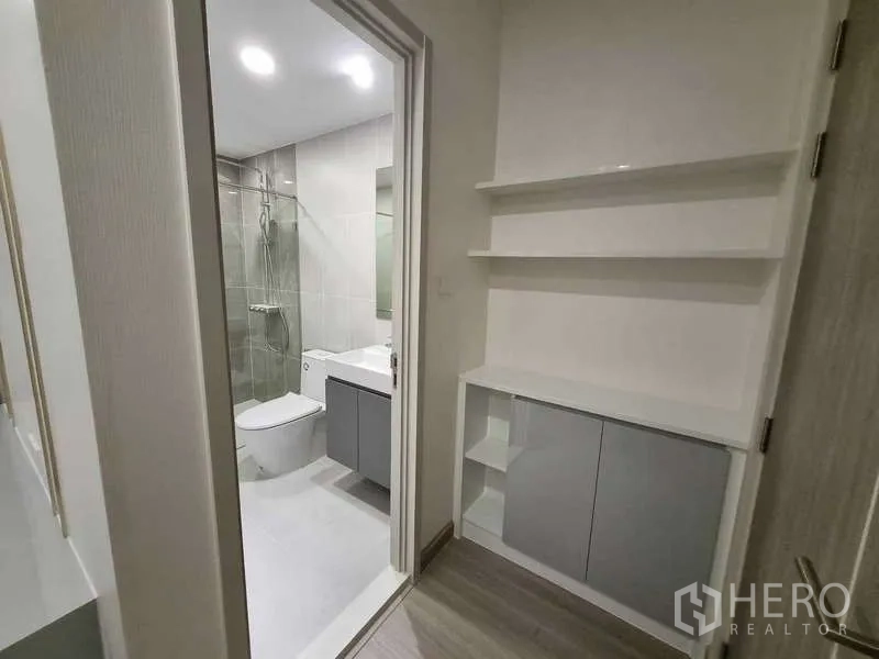 公寓 出租 - 走廊带开放式置物架，通向铺砖浴室。