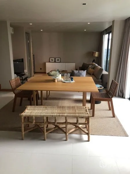 Detached House for rent or sale in Huai Khwang, Bangkok - Open-plan dining area featuring a wooden table, chairs and bench on a neutral rug.