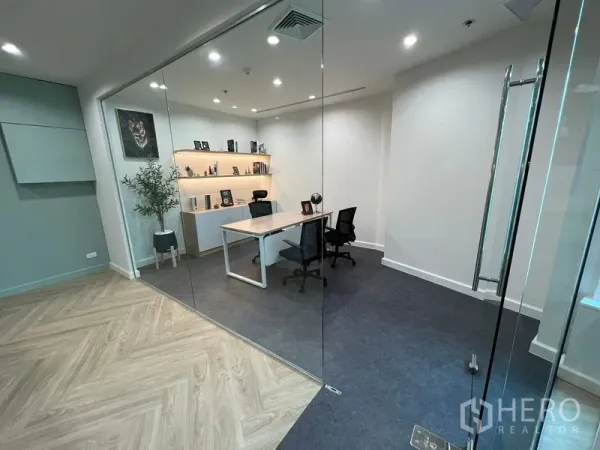 สำนักงาน ให้เช่า - ห้องผู้บริหารผนังกระจก มีโต๊ะ ชั้นวางของ และพื้นพรม