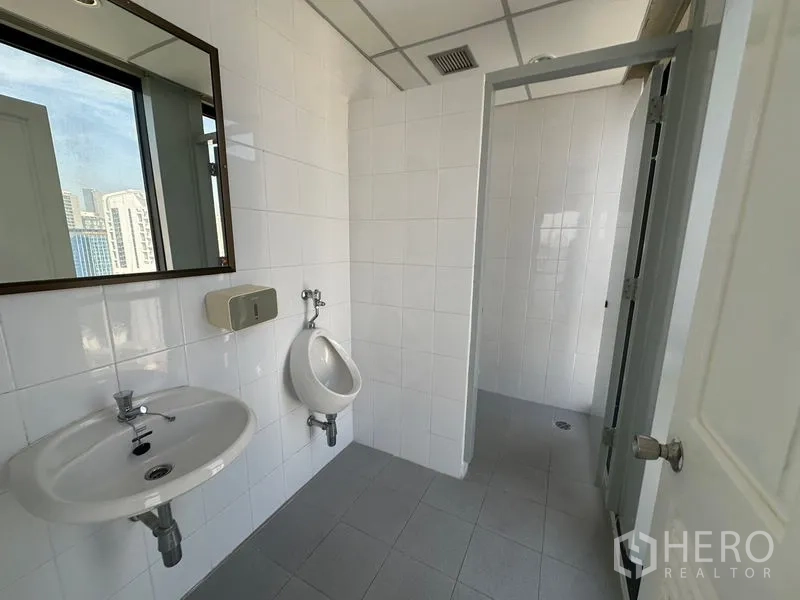 办公空间 出租在Bang Rak, Bangkok - 办公室男卫，含洗手盆、镜子、小便斗与独立隔间。