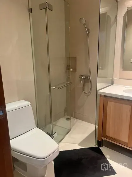 คอนโด ให้เช่าในBangkok - ห้องน้ำทันสมัยพร้อมตู้กระจกอาบน้ำ โถสุขภัณฑ์ และเคาน์เตอร์อ่างล้างหน้าไม้
