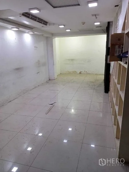 พื้นที่ขายปลีก ให้เช่าในWatthana, Bangkok - มุมมองชั้นล่างพร้อมชั้นวางสินค้า ไฟสปอตไลท์ และพื้นที่โล่งใช้งานได้หลากหลาย