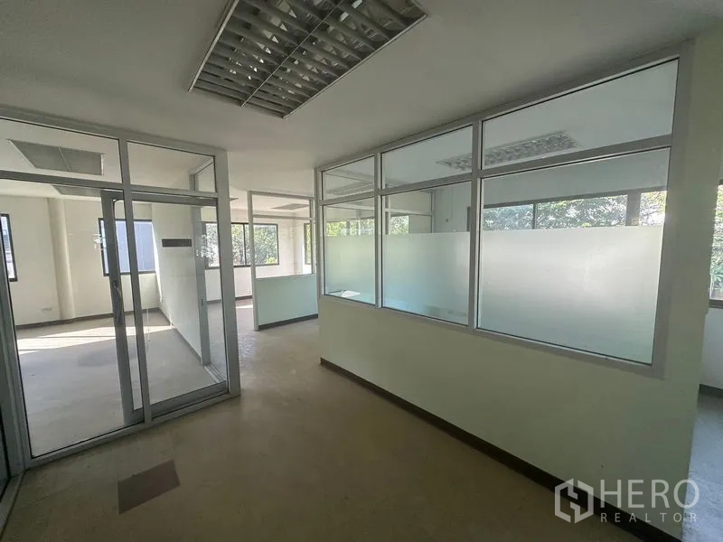 คลังสินค้า ให้เช่าในSaphan Sung, Bangkok - ทางเดินพร้อมผนังกระจกฝ้า นำไปสู่ออฟฟิศส่วนตัว