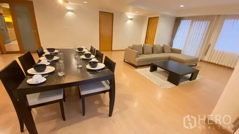 公寓 出租 - 八人餐桌置于开放式空间内，布置齐全。