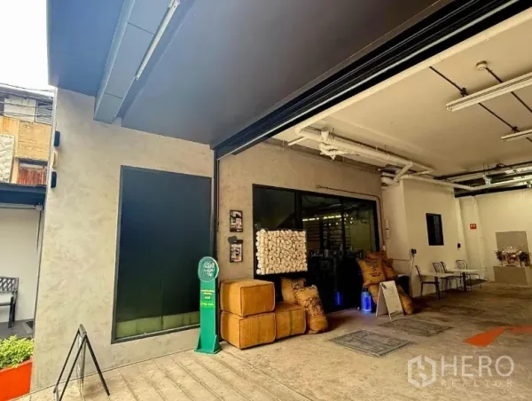 พื้นที่ขายปลีก ให้เช่าในKhlong Toei, Bangkok - ด้านนอกยูนิตใต้พื้นที่มีหลังคา ช่องเปิดกว้าง เหมาะจัดที่นั่งหรือวางสินค้า