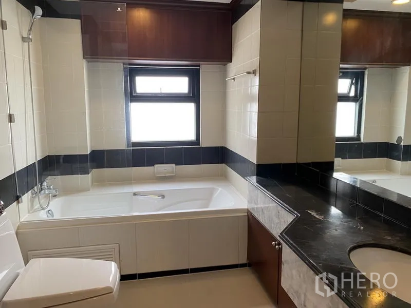 公寓 出租或出售在Sathon, Bangkok - 浴室带浴缸、长条大理石台面与采光窗