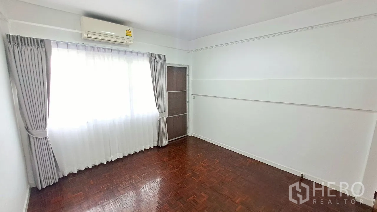 Townhouse for rent in Watthana, Bangkok - Bathroom with grab bars, walk-in shower and tiled walls.