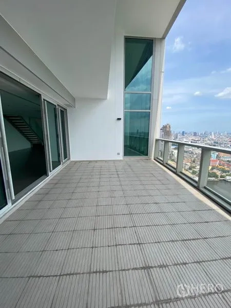 คอนโด ให้เช่าหรือขายในKhlong San, Bangkok - ระเบียงกว้างมีราวกระจก มองเห็นวิวเมืองและแม่น้ำ