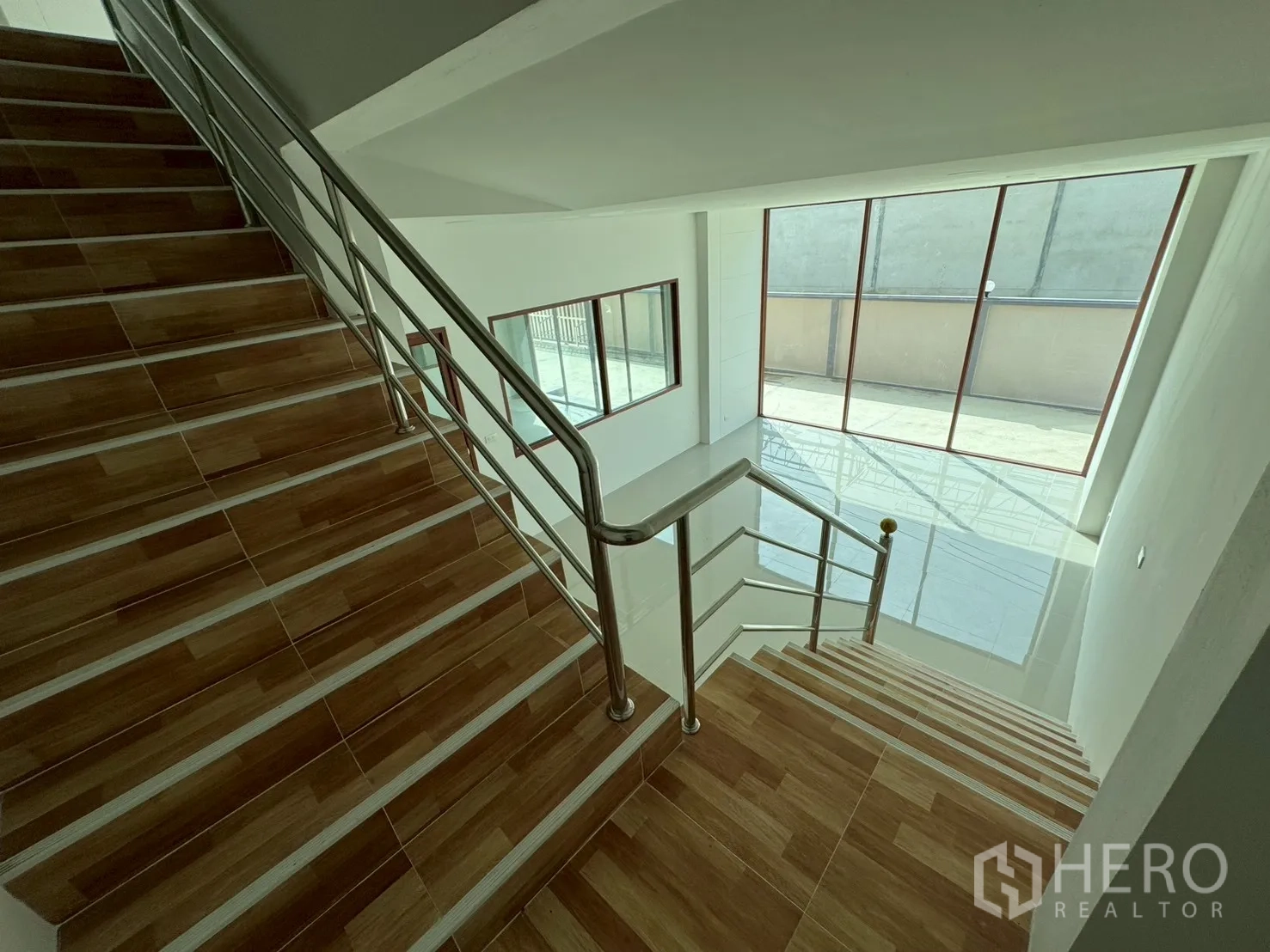 工厂 for sale in Mueang Samut Sakhon, Samut Sakhon - 楼梯平台处大窗引入充足自然光。