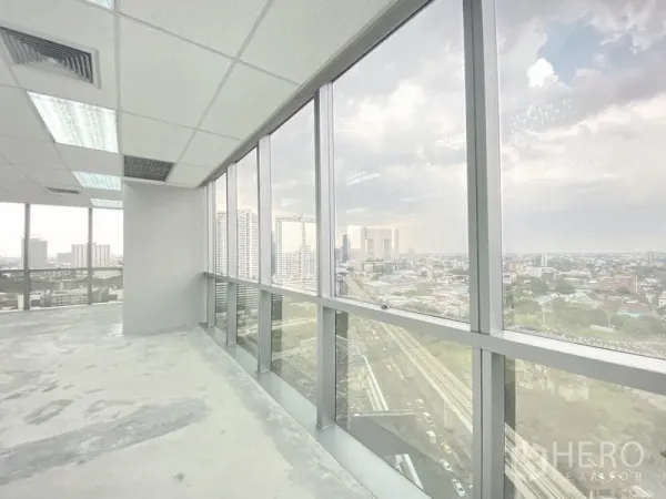 办公空间 出租在Chatuchak, Bangkok - 办公室内的落地窗带来曼谷天际线与高架轨道的景色。