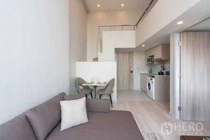 คอนโด ให้เช่าในSathon, Bangkok - โถงนั่งเล่นแบบโอเพ่น แดนอาหาร ครัวแพนทรี และบันไดขึ้นชั้นลอย