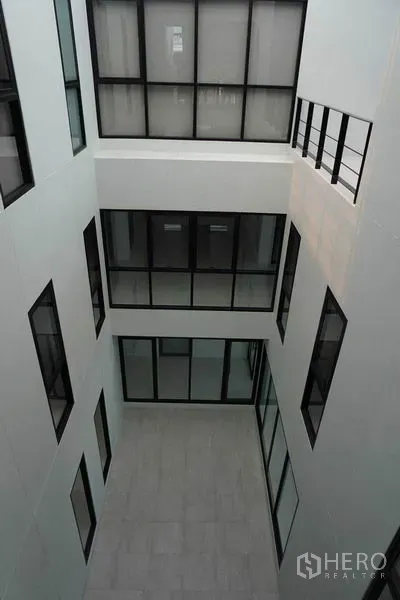 สำนักงาน ให้เช่าในPrawet, Bangkok - โถงแสงกลางอาคาร ล้อมรอบด้วยห้องสำนักงานและช่องหน้าต่างขนาดใหญ่