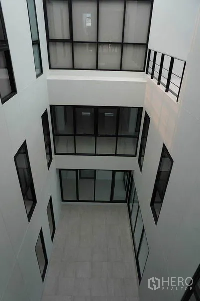 สำนักงาน ให้เช่าในPrawet, Bangkok - โถงแสงกลางอาคาร ล้อมรอบด้วยห้องสำนักงานและช่องหน้าต่างขนาดใหญ่