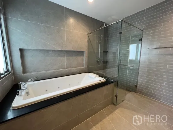 บ้าน ให้เช่าในBueng Kum, Bangkok - ห้องน้ำหรูมีอ่างอาบน้ำบิวท์อินและห้องอาบน้ำกระจก แผ่นหินโทนเทา