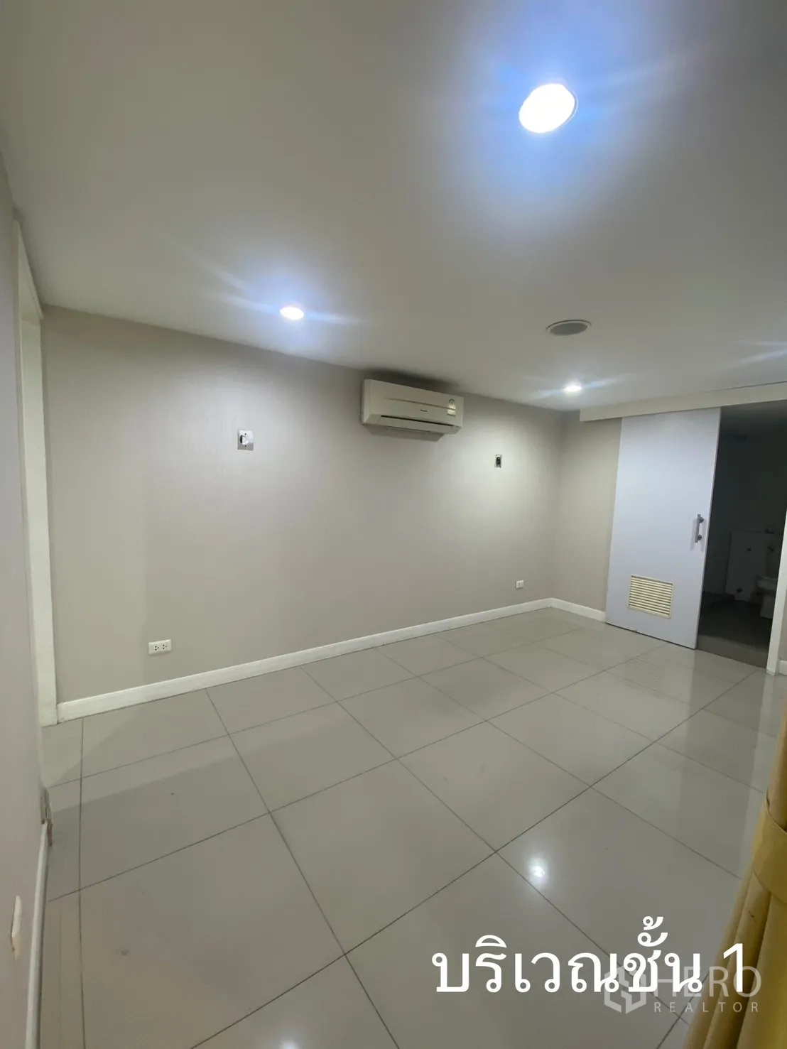 店屋 出租在Watthana, Bangkok - 小办公室，空调、地砖地面。