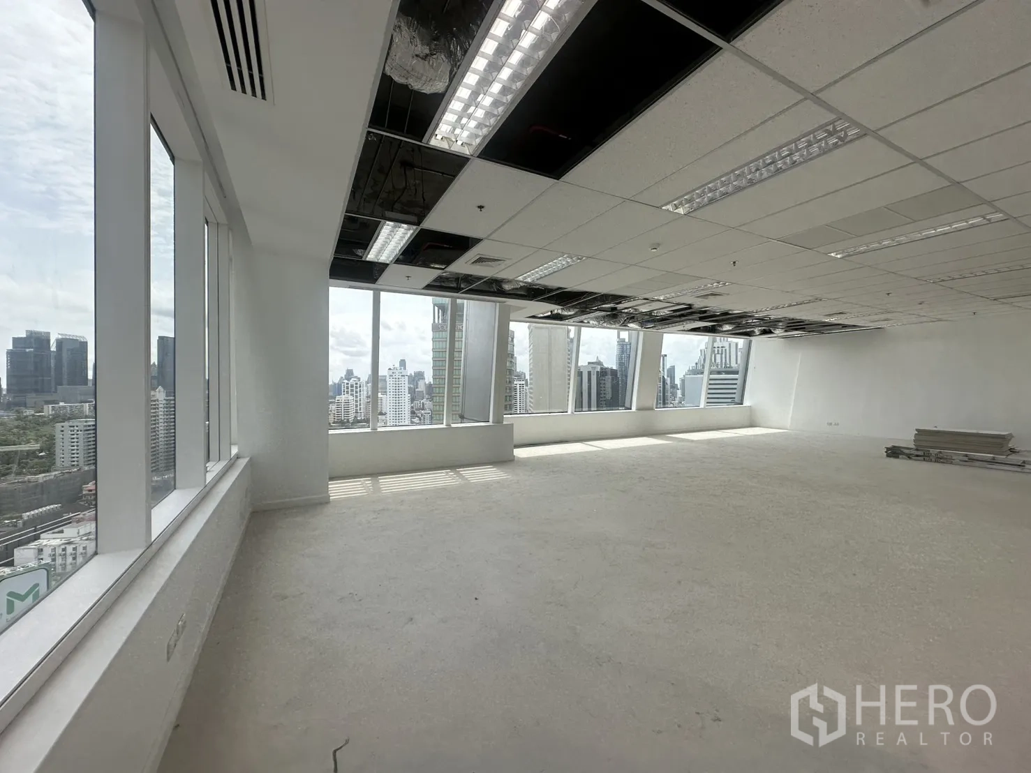 ออฟฟิศ for rent in Watthana, Bangkok - พื้นที่ทำงานกว้างไร้สิ่งกีดขวาง ล้อมด้วยหน้าต่างสูงมองเห็นสกายไลน์