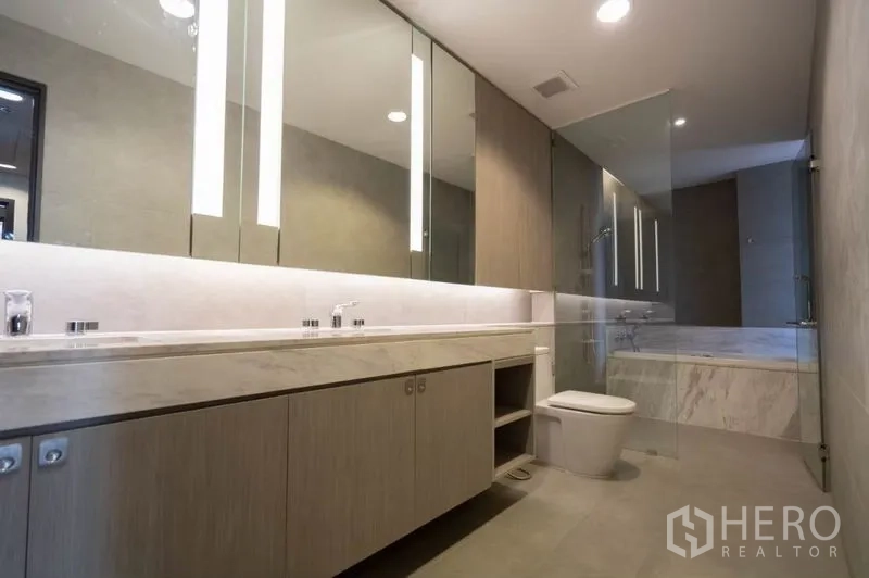 คอนโด ให้เช่าในKhlong Toei, Bangkok - ห้องน้ำขนาดใหญ่ อ่างล้างหน้าคู่ยาว โถสุขภัณฑ์ และอ่างอาบน้ำหลังฉากกระจก