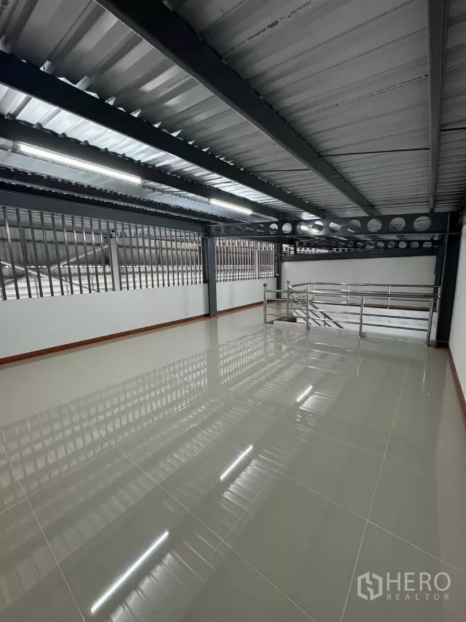 Warehouse for rent in Bang Khun Thian, Bangkok - Mezzanine storage area with steel structure and safety railings.