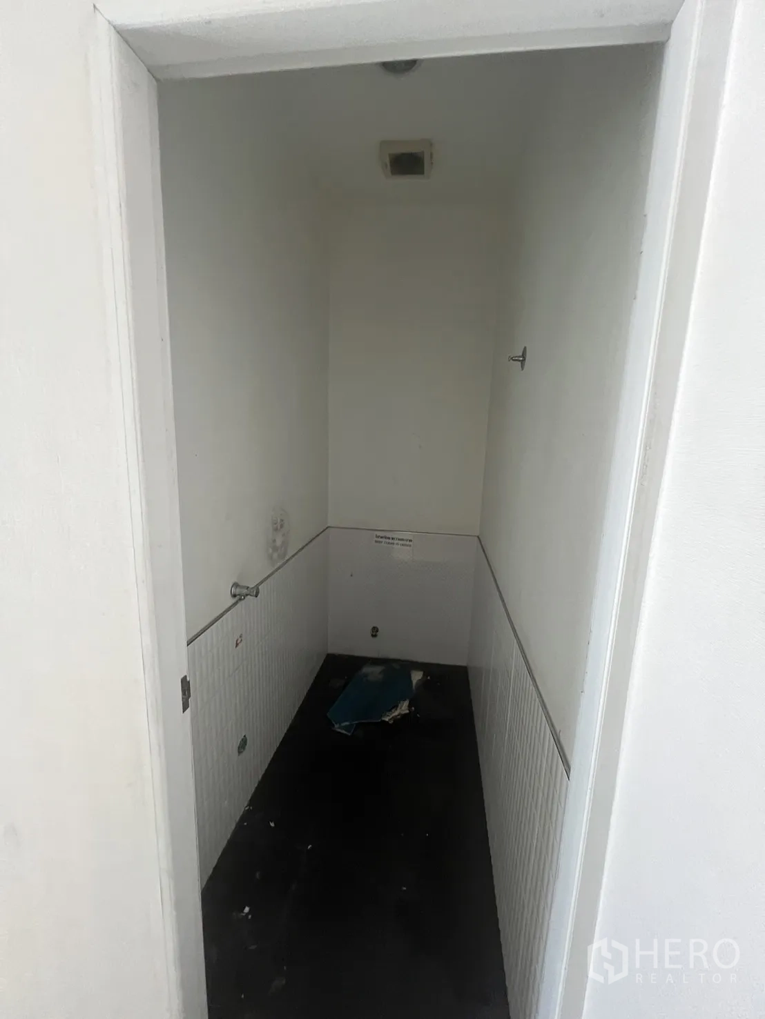 พื้นที่ขายปลีก ให้เช่าในKhlong Toei, Bangkok - ห้องน้ำแคบยาว กระเบื้องครึ่งผนังสีขาว พื้นสีเข้ม