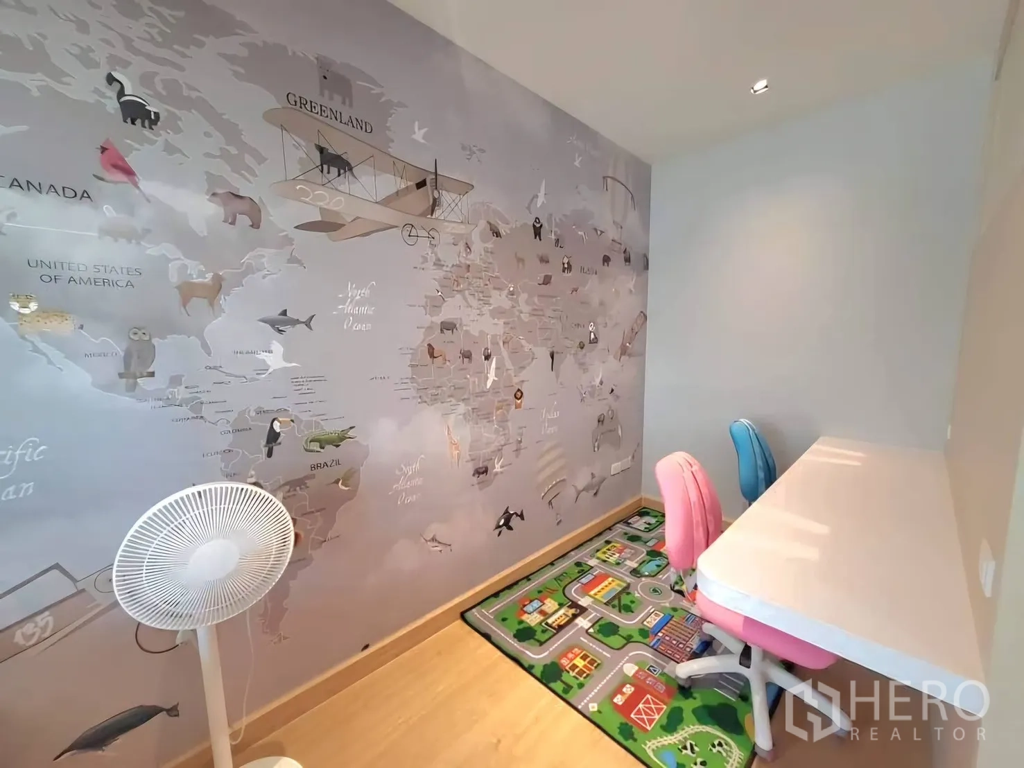 Townhouse for rent in Bang Phli, Samut Prakan - Flexible study or kids’ room with world map mural, long desk and two chairs.