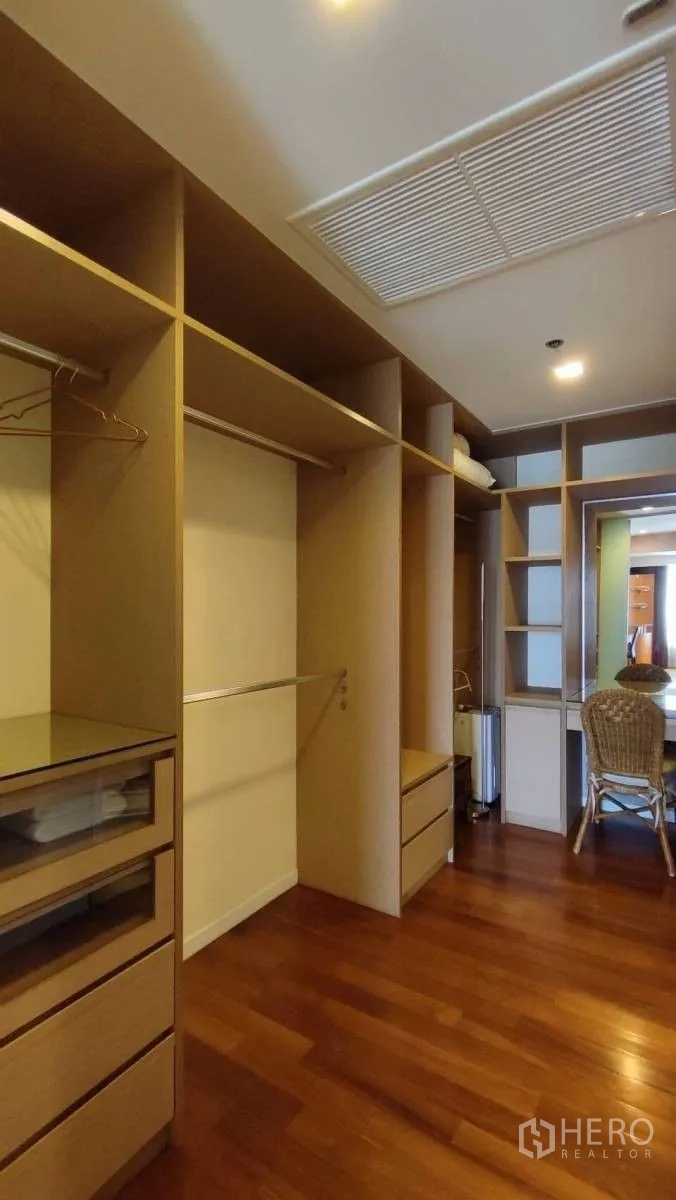 คอนโด ให้เช่าในSathon, Bangkok - ห้องแต่งตัวแบบวอล์กอิน พร้อมตู้บิลต์อิน ลิ้นชัก และโต๊ะเครื่องแป้ง พื้นไม้