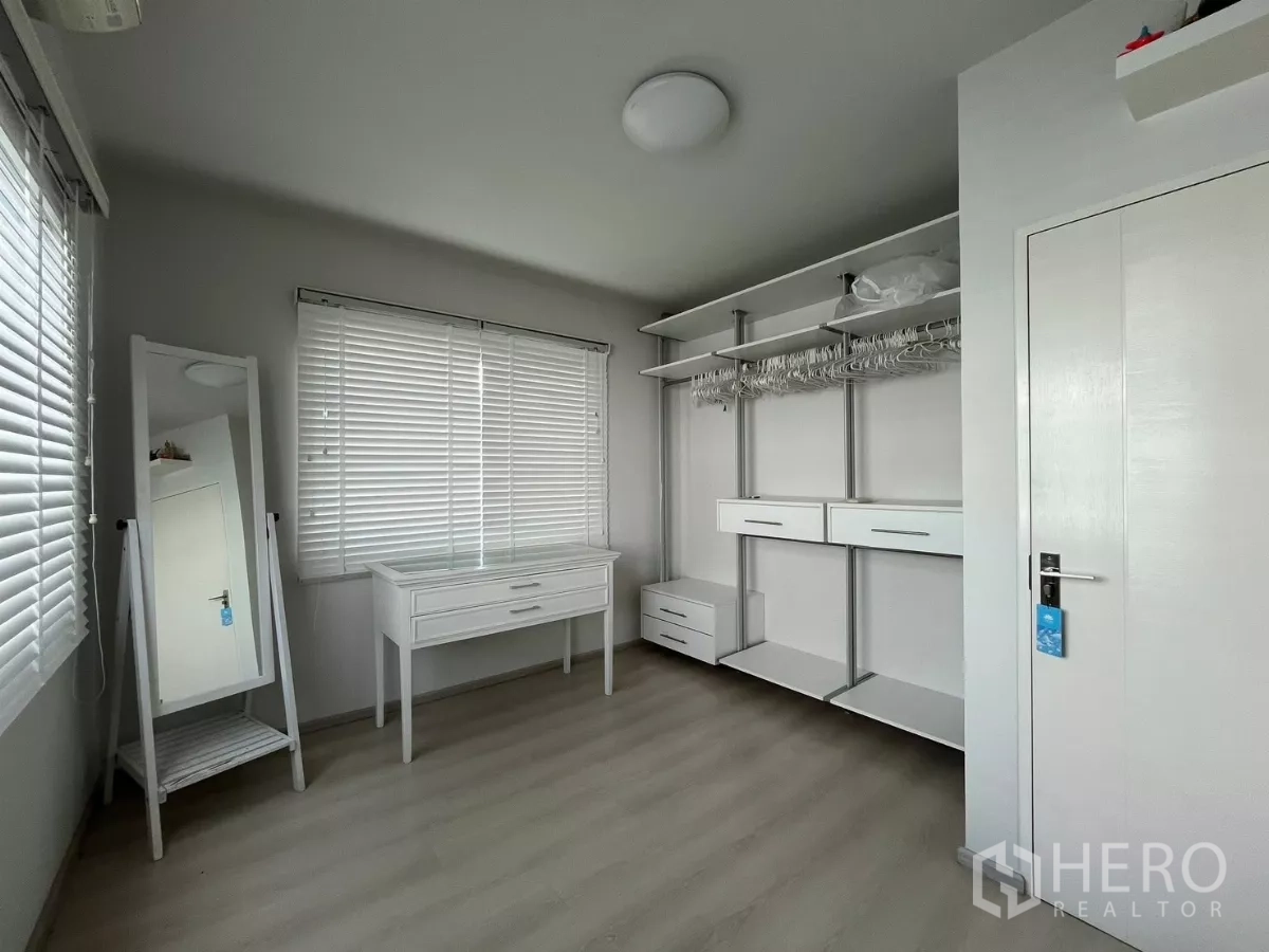 Townhouse for rent in Bang Phli, Samut Prakan - Walk-in closet room with open wardrobe system and standing mirror.