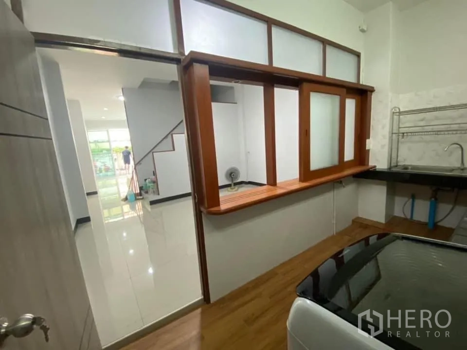 联排别墅 出租在Huai Khwang, Bangkok - 封闭式厨房，传菜窗，黑色台面、水槽与家电位