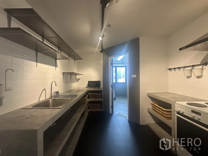 คอนโด ขายในWatthana, Bangkok - ครัวแบบแกลเลย์ ชั้นวางเปิด ทางเชื่อมห้องซักล้าง
