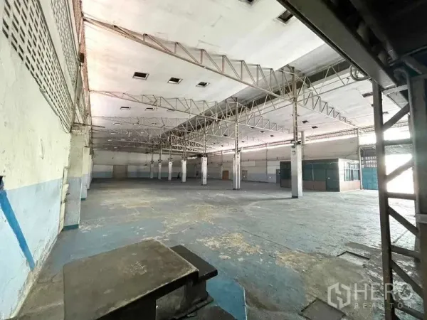 คลังสินค้า ให้เช่าในBangkok Yai, Bangkok - พื้นที่โกดังโปร่ง เพดานสูง โครงหลังคาเหล็กทรัส พร้อมพื้นกว้างใช้งานได้จริง