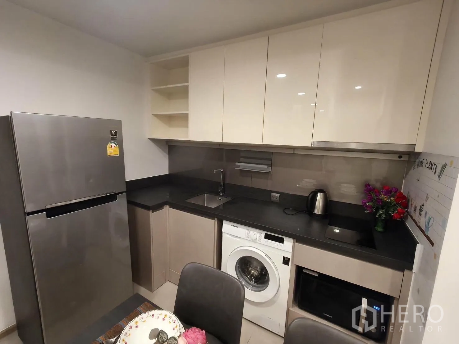 คอนโด for rent in Khlong Toei, Bangkok - ครัวบิวท์อินตู้ลอยเงา ซิงก์ เตาไฟฟ้า เครื่องซักผ้า ไมโครเวฟ และตู้เย็นสแตนเลส