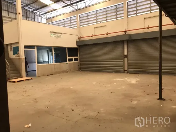 คลังสินค้า ให้เช่าในMueang Samut Prakan, Samut Prakan - พื้นที่โกดังโล่ง ประตูม้วนคู่ มีออฟฟิศด้านในและพื้นคอนกรีต