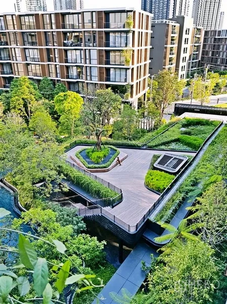 Condominium for rent in Watthana, Bangkok - Lush landscaped garden deck and low-rise buildings within the residence.