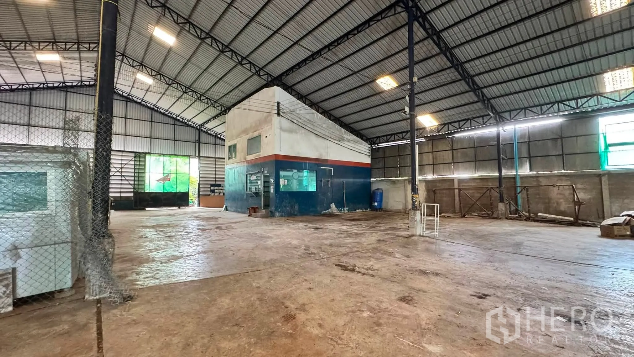 Warehouse for rent in Bang Khen, Bangkok - Central view of the warehouse showing office block, lighting, and accessible open floor.