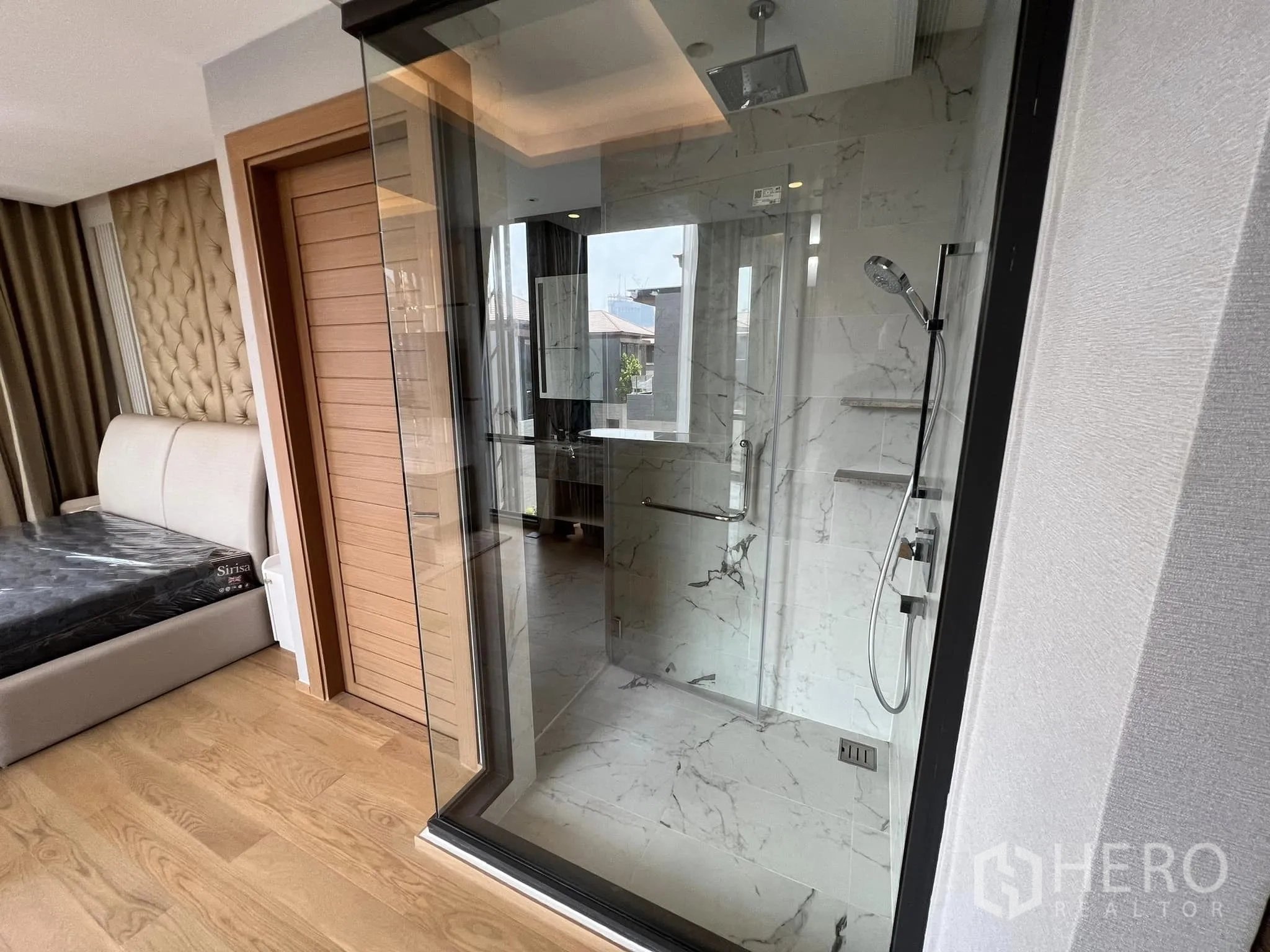 บ้าน ให้เช่าหรือขายในYan Nawa, Bangkok - ภาพใกล้ของตู้ฝักบัวกระจกพร้อมเรนชาวเวอร์