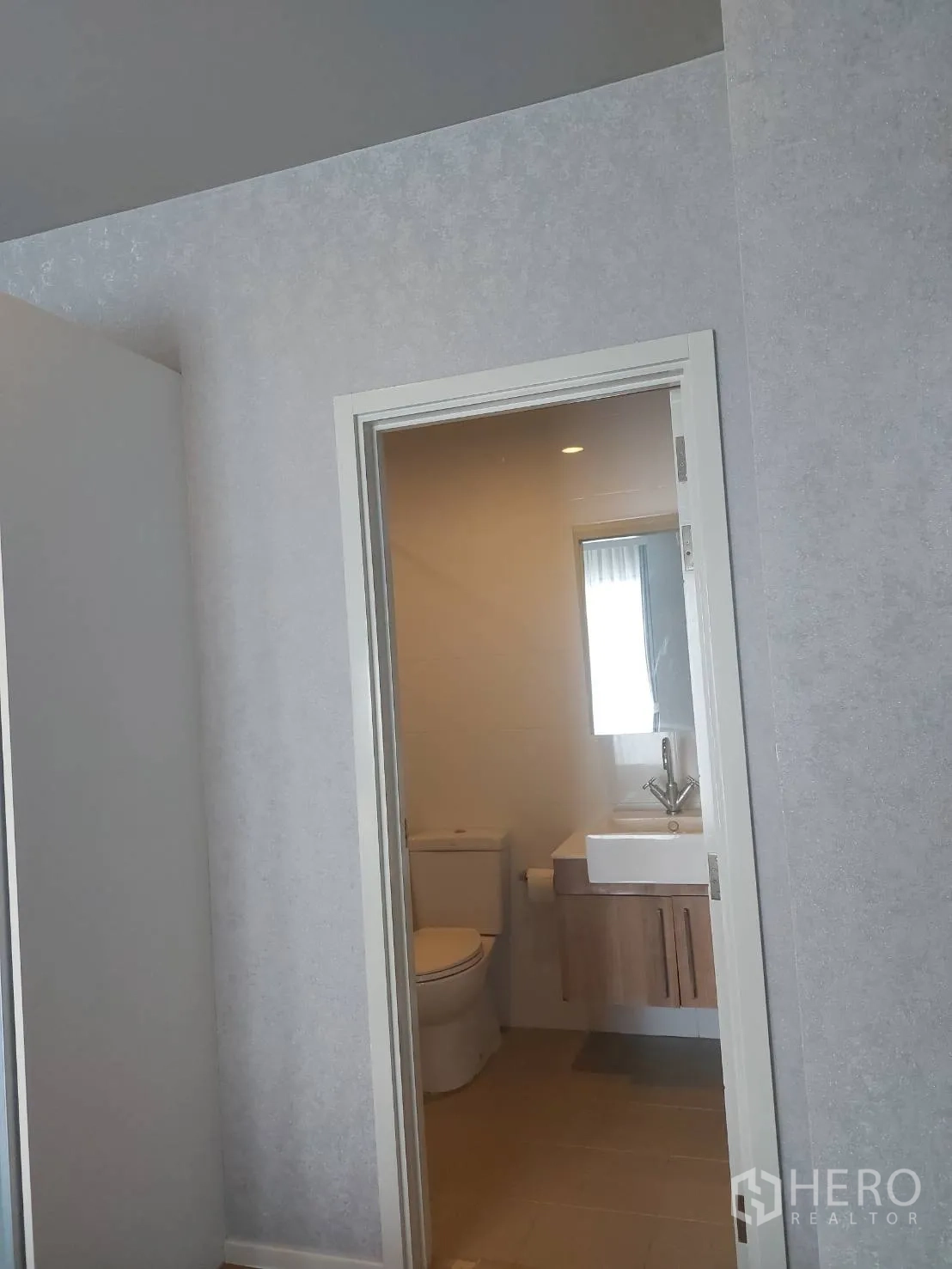 คอนโด ให้เช่าในWatthana, Bangkok - ประตูห้องนอนเชื่อมสู่ห้องน้ำในตัวพร้อมอ่างล้างหน้า