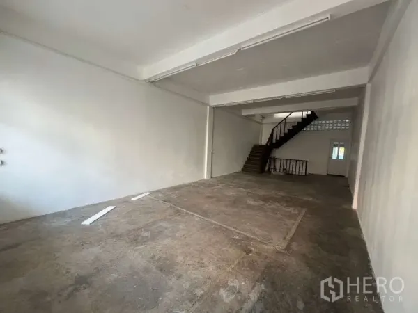 อาคารพาณิชย์ ให้เช่าในWatthana, Bangkok - โถงชั้นล่างแบบเปิดโล่ง เพดานสูง พื้นคอนกรีต มีบันไดขึ้นชั้นบน