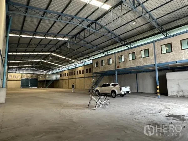 货栈 出租在Bang Phli, Samut Prakan - 开放式仓储生产大厅，带夹层办公室、皮卡进出与明亮顶灯。