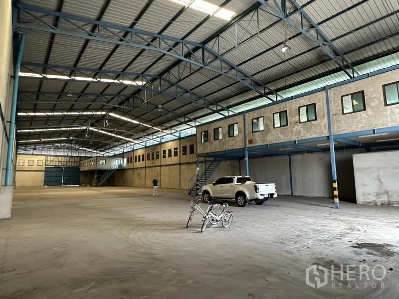货栈 出租在Bang Phli, Samut Prakan - 开放式仓储生产大厅，带夹层办公室、皮卡进出与明亮顶灯。